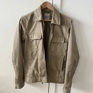 Beige Jacka från Elvine - Fin beige jacka från Elvine i storlek S, nypris 2500kr. Sparsamt använd