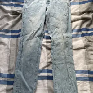 Säljer nu dessa snygga ljusblå jeansen! Köpta förra sommaren, använda men har mer att ge. Sitter ungefär som regular fitted jeans! Va inte rädda för att ställa frågor!Kolla gärna resten av min profil, håller på och garderobränsa!