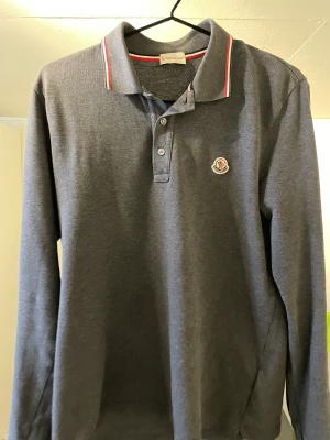 Moncler piké longe sleeve - Säljer min feta tröja, använd ett tag, köpt för 2999 på nk för 1 år sedan