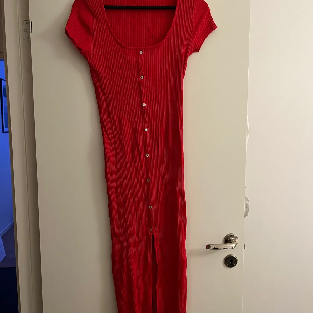 Röd klänning . Klänningar.