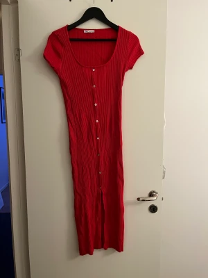 Röd klänning  - Röd klänning 