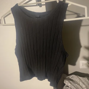 Linne - Ett tunt linne som är ribbad. Exakt samma modell som den blåa som säljs längre ner i profilen. 