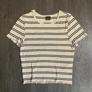 t-shirt🤍 - randig och ribbad t-shirt med volang i ärmarna och nertill!