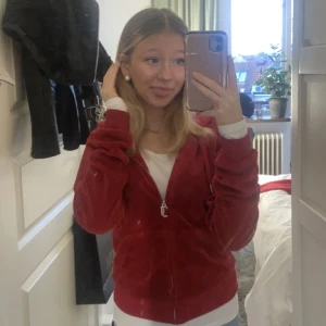 Rött juciy sett - Behöver få sålt mitt röda juciy sett. Storlek xs men passa som s också. 1200 för hela settet men pris kan diskuteras 