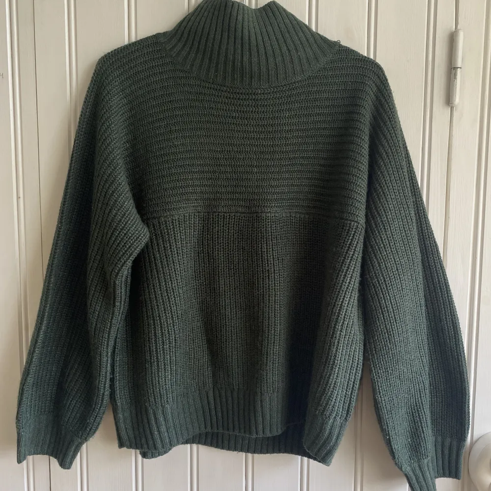 Jättefin grön stickad tröja med hög krage från Monki💚 Perfekt inför hösten! Använd få gånger, nypris 250kr.. Tröjor & Koftor.