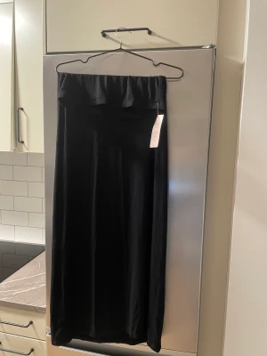 Maxi kjol svart NELLY - Super fin maxi kjol från Nelly i storlek M! Super stretchigt och mjukt material, säljer för att jag har en till i annan storlek! :) 