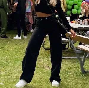 Vida jeans från NA-KD - Säljer min sambos vida jeans från NA-KD. Lite slitna vid ena benet, syns på bilden. Storlek 34, använt skick.