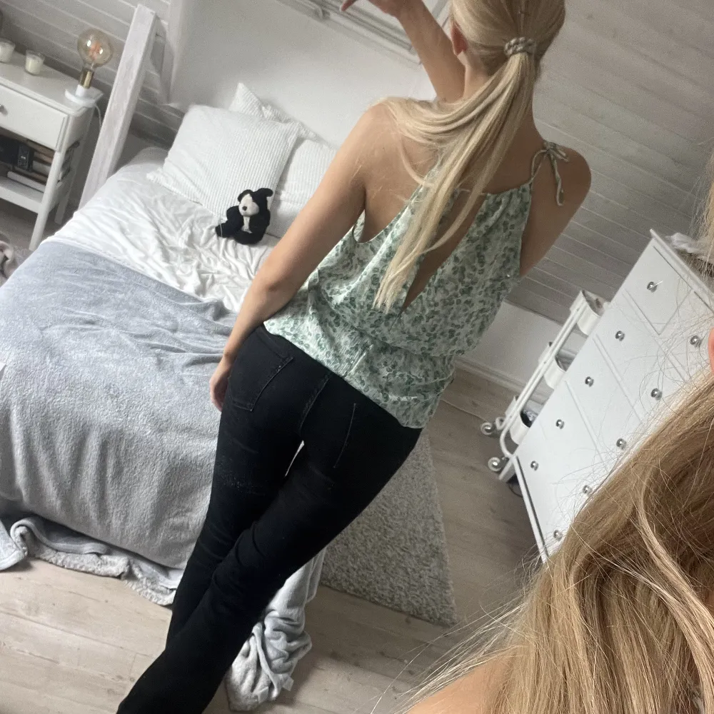 Denna döfina topp från hm som inte säljs längre. Knappt använd så inga defekter. Storlek XS men funkar också som S💗💗. Puserot.