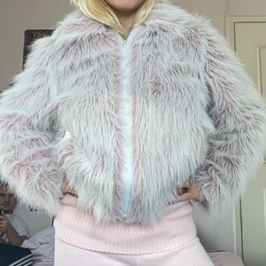 Rosa pälsjacka - Ljusrosa/lila fake pälsjacka