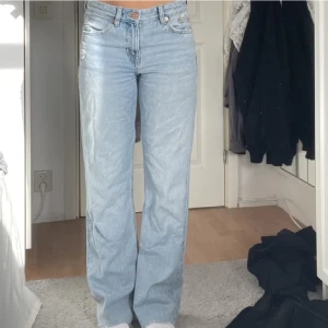Medelhöga jeans - Från Pull and bear, använda fåtal ggr, passar mig som 1,60m Straight modell