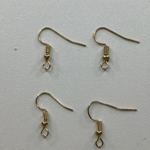 Örhängen krokar  - Guldiga örhängen krokar (vet ej om dom är nickelfria). Kontakta gärna mig vid köp. Alla för 5kr. Pris styckevis kontakta mig. Helt oanvända 💕