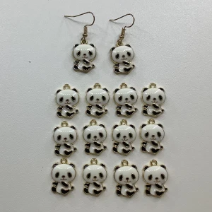 Panda berlocker 🐼  - Pandaberlocker för 5kr/st eller alla för 45kr 💗. Vid snabbt köp kan priset få ned lite 😊