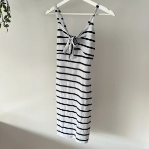 Klänning - Storlek S/36 Kort klänning  Använd en gång