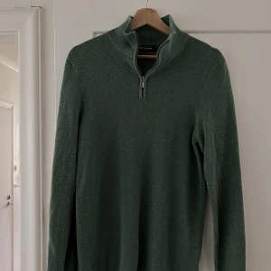 Stickad piké - En grön stickad piké i väldigt bra skick, inga skavanker 