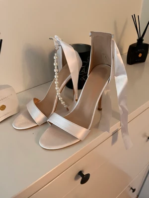 vita klackar med pärlor - skit snygga till lite finare event