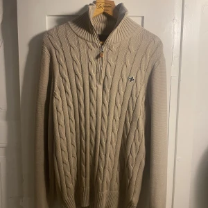 Morris Kabelstickad  - Väldigt fin Kabelstickad Morris tröja som är perfekt till vinter. Modellen i bilden är 177Cm. Skicket på tröjan är som ny och därför kostar den bara 699kr kontra original priset på 1499kr.