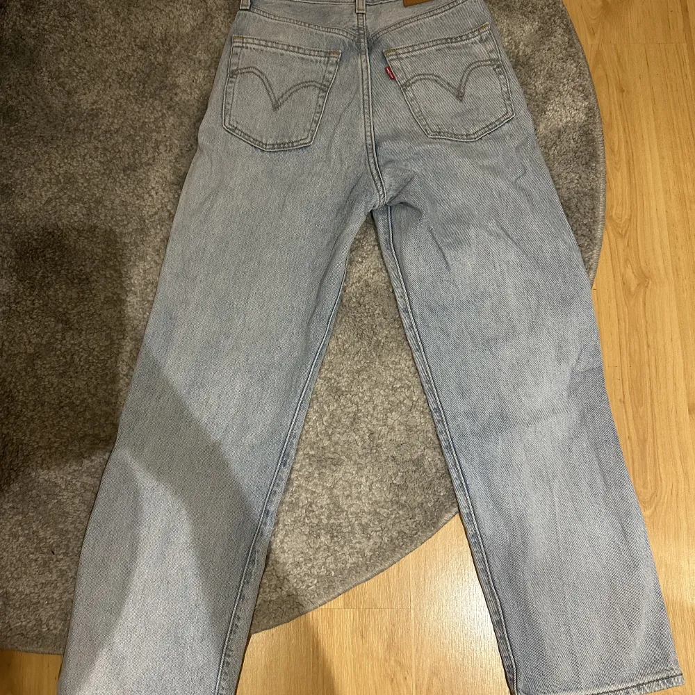 Ribcage straight, W25 L29 säljer för de är för små i midjan för mig. Annars i jättebra skick och kommer hålla länge till då alla Levis jeans gör det. . Jeans & Byxor.