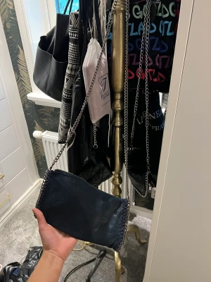 Tiamo väska - Fin mörk blå tiamo väska kommer ej till andvändig längre 