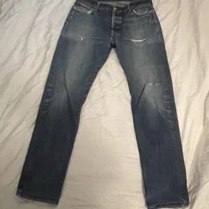 levis jeans 501  - Helt fuckade levis jeans skick 4/10.  