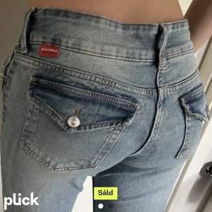Säljer vidare dessa otroligt snygga jeansen!❤️ Är 166cm och bär vanligtvis 36/S, dessa jeans är däremot stl 38 men skulle säga passar som 36 oxå.