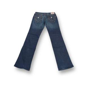 Väldigt fina true religon jeans i modellen ”Billy” tag: storlek 29, vid frågor om mått, bilder etc tveka inte på att kontakta!✌️