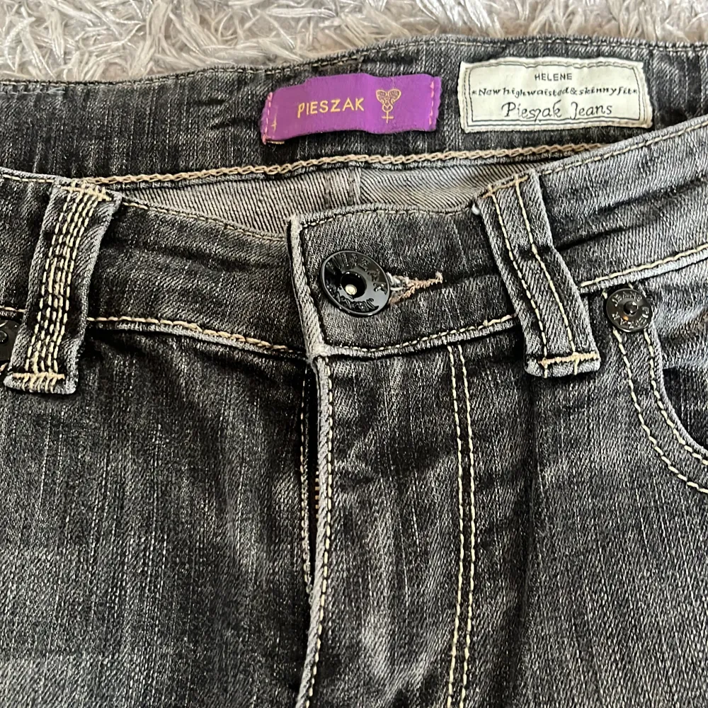 Ett par jättefina pieszak jeans i ett jättefint skick . Jeans & Byxor.