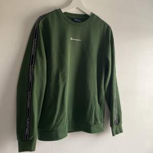 En basic mossgrön sweater från märket Champion i storlek S (XXL-barn). Tröjan är nopprig men annars i fint skick. 