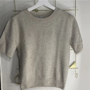 Stickad tshirt - Lägger ut igen pga oseriös köpare. Helt oanvänd tröja som är slutsåld nästan överallt! BUDA BARA OM DU STÅR FÖR DITT BUD