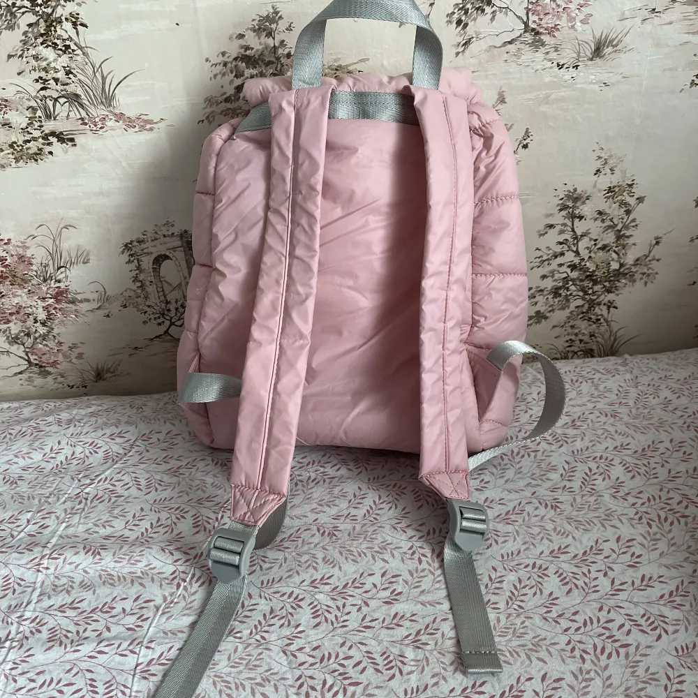 Hej! Jag säljer min rosa Don Donna väska som inte kommer till användning. Den är köpt för 300 och jag säljer den för 150 kr då den är i nyskick och knappt använd. Meddela gärna om ni har frågor eller något.☺️☺️. Väskor.