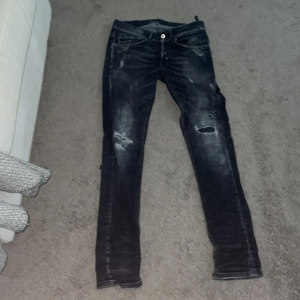 Ett par snygga jeans ifrån Dondup, storlek 30 och riktigt snygga. Skicket är fint och tveka inte på att höra av er via funderingar.. Jeans & Byxor.