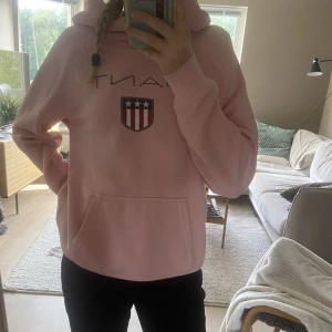 GANT hoodie  - En rosa Gant hoodie, nästan aldrig använd. Fint skick och bra kvalitet. 