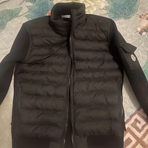 Moncler Cardigan helt ny skick (1500kr) - Priset kan gå ner rejält vid snabbäffar möts upp i malmö Storlek S 