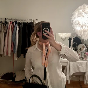 Vit skjorta  - Vit tunn skjorta som sitter lite lösare.