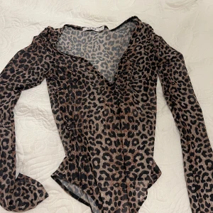 Leopard  - Säljer en leopard body från nakd. Den är genomskinlig men jätte fin! Använt mycket förut men ser fortfarande ny o bra ut. 