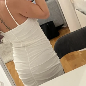 Vit klänning - Säljer denna vita klänningen från hm som jag inte använder längre! Är i storlek S och passar bra som en student klänning 🥰