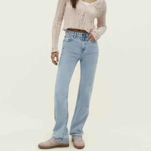 Stradivarius d98 jeans - Säljer de virala d98 jeansen från stradivarius, då jag beställt fel storlek. De är verkligen skit snygga😍