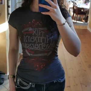 Armani exchange - Grå t-shirt med rosa "stenar". Passar XS-S. Fint skick. 