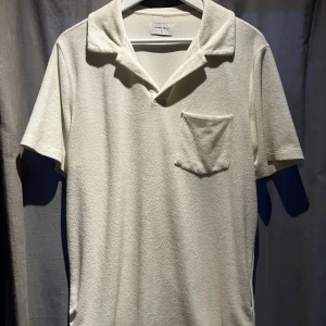 Pikétröja i Frotté - Säljer min pikétröja i frotté då den knappt kommer till användning. Den är i storlek M och i mycket bra skick. Jag är 187 cm lång. Nypris: 350kr.