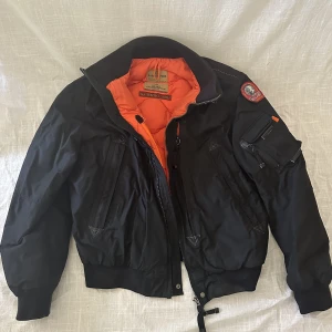 Parajumper jacka - Använd men i gott skick, storlek M Mycket varm & användbar jacka med bl.a. stor ficka på insidan