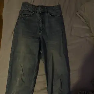 Ett par enkla jeans från hm. Använder ej. Kom pm för fler frågor. Köparen står för frakten❤️