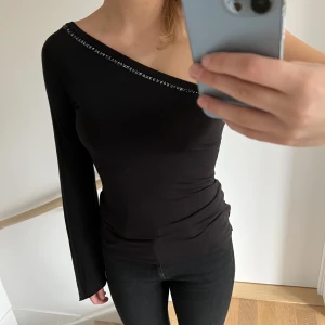 Festtopp - En svart one-shoulder topp med paljett detaljer från Mango i skick 8,5/10. Toppen är i storlek L men passar mig som brukar ha S/M. Skriv gärna om du har några frågor! 🥰🥰
