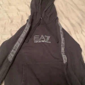 Ea7 hoodie - Säljer ea7 använd ett par gånger inga hål eller fel med den