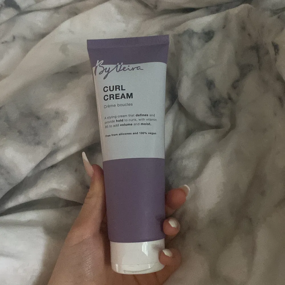 En curl cream från By veira! Jag älskar denna och har hört så bra om denna från min kompis och Tiktok🙏🏼😽 Anledning till att jag säljer denna är att jag redan har en och köpte fel då jag trodde jag köpte en hair mask🙌🏼 Alltså aldrig använd😘. Övrigt.