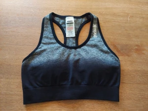 Gymshark sport bh, ombre svart/grå - Jättefin sport bh från märket gymshark i nyskick. Endast testad.