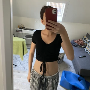 fin topp - fin t shirt med justering och knyte i mitten av tröjan, använd men mycket bra skick utan några defekter💗skriv för fler bilder eller frågor!