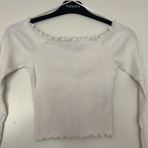 Offshoulder top - En topp från Gina tricot i strl xs med små fina bolaget upptill och nedtill, har en liten fläck på höger arm men ska gå bort i tvätten därav priset 