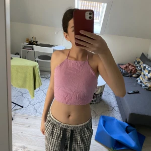 rosa halter neck -  fin rosa topp/halterneck köpt förra året, endast använd 1 gång men som tyvärr inte kommer till användning💗 skriv för fler bilder eller frågor!