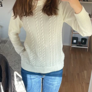 Vit stickad tröja - Jättefin tröja till hösten🍁💕 använd gärna köp nu