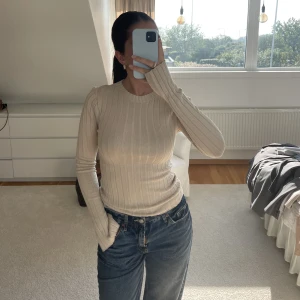 Beige tajt tröja  - Beige tjat tröja med slutar vid händerna från Bikbok 💖