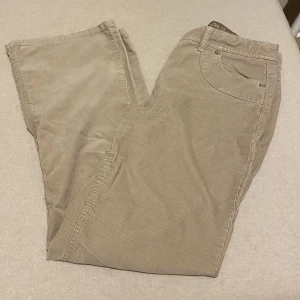 Vintage manchester byxor med söta detaljer  - Manchester byxor med söta detaljer.  Mid waist  Modellen är rak/lite bootcut skulle jag säga.  Storlek: 8 Short. (Enligt mig stor S/ en M)